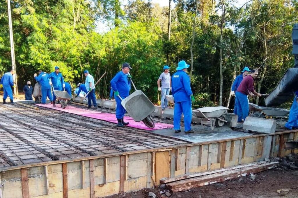 Após concretagem, Emdur segue com trabalhos da ponte na Rua dos Pioneiros