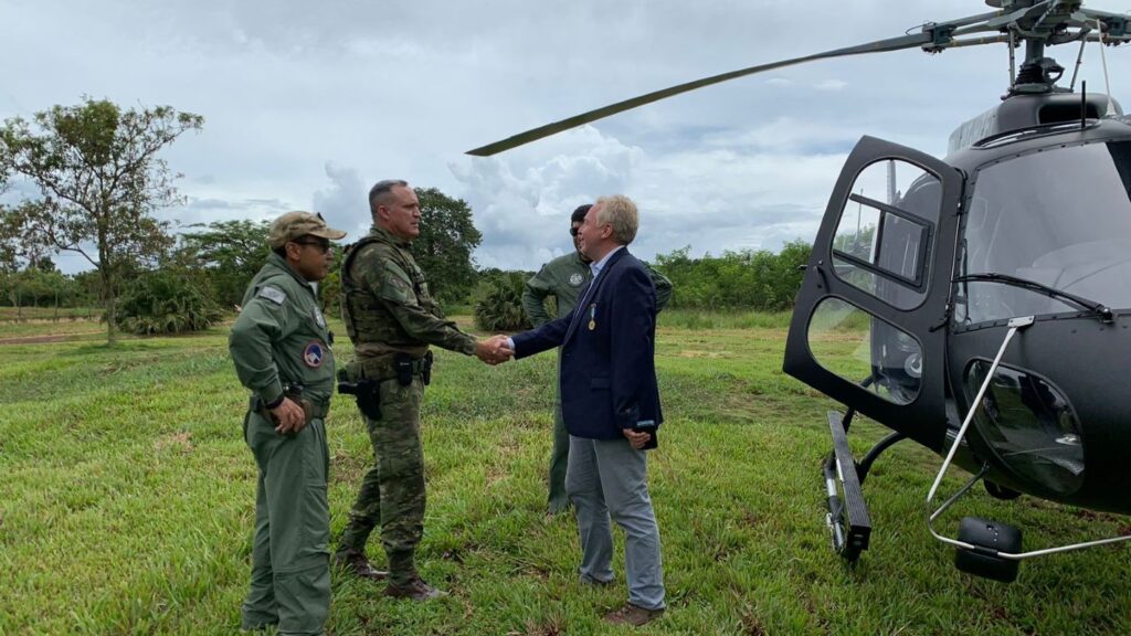 Cônsul-geral dos EUA recebe Medalha de Mérito por parceria em segurança na Tríplice Fronteira