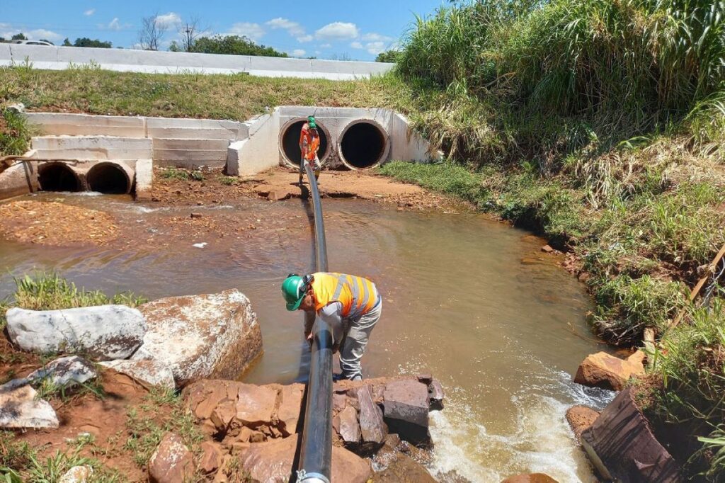 Tubulação do desassoreamento do Lago Municipal de Cascavel atravessa galerias da BR-277
