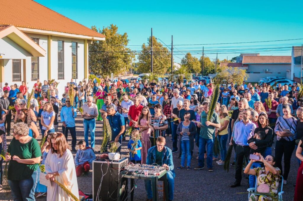 Igreja Matriz São Francisco de Assis, no Jardim Coopagro, recebe multidão de fiéis para celebração do Domingo de Ramos