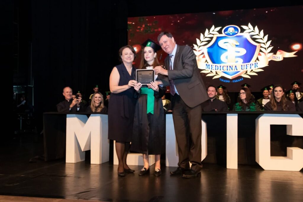 UFPR homenageia Carmen e Luiz Donaduzzi em formatura de Medicina