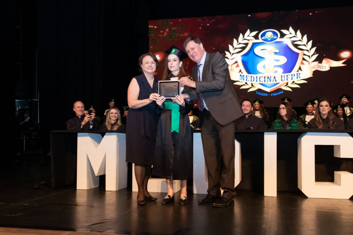 UFPR homenageia Carmen e Luiz Donaduzzi em formatura de Medicina