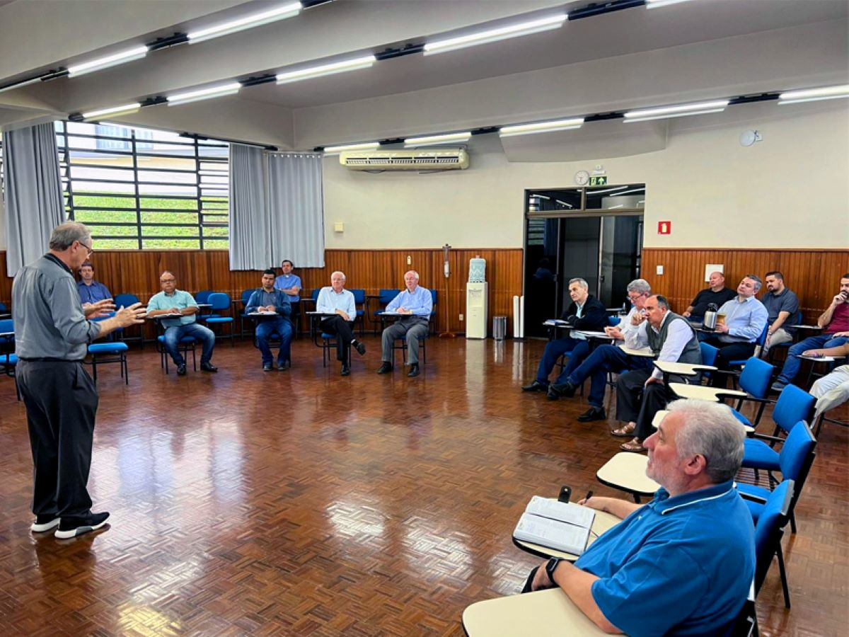 Encontro do clero de Toledo recebeu bispo referencial da Pastoral Familiar no Paraná