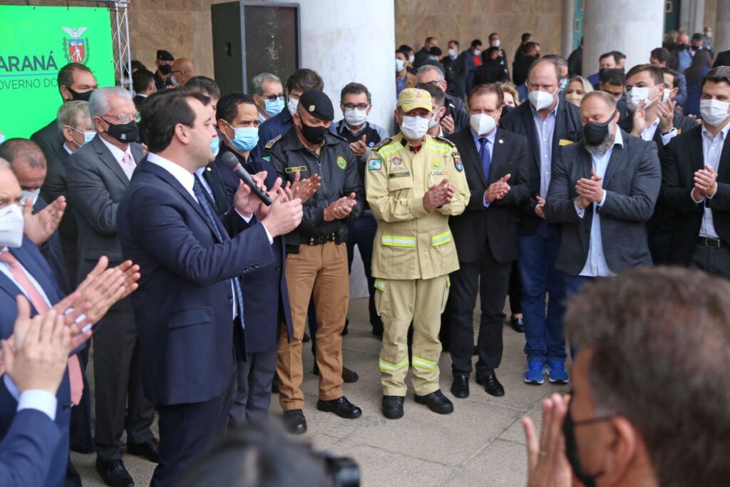 Na capital, Ademar Dorfschmidt participa da entrega de viaturas para Toledo