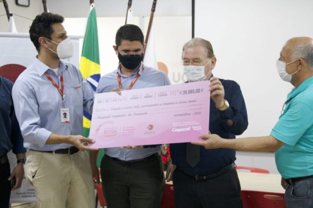 Uopeccan recebe cheque da Campanha Outubro Rosa Tilápia Copacol