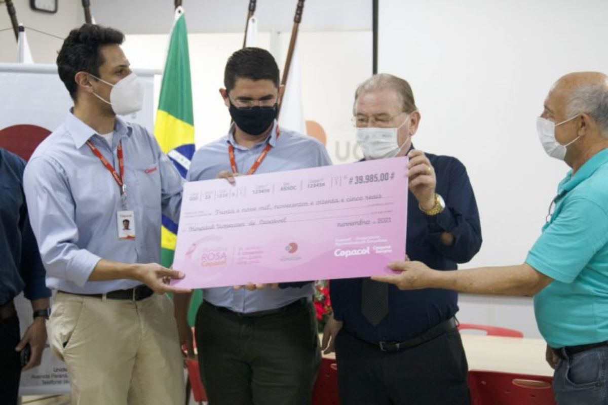 Uopeccan recebe cheque da Campanha Outubro Rosa Tilápia Copacol