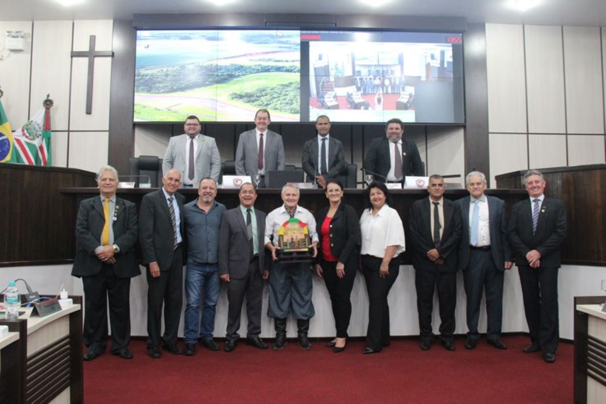 Câmara de Toledo aprova duas proposições e entrega moção de aplausos a tradicionalista