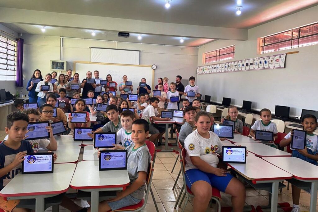 Prefeitura de Toledo segue com a entrega de tablets para alunos por meio do Aluno Conectado