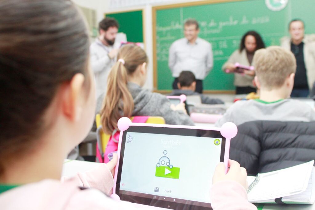 Escola Amélio Dal Bosco recebe os primeiros tablets do “Aluno Conectado”