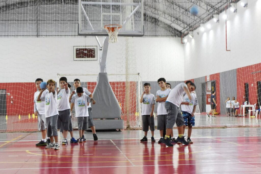 Escola de Esportes realiza entrega de uniformes a alunos da Walmir Grande