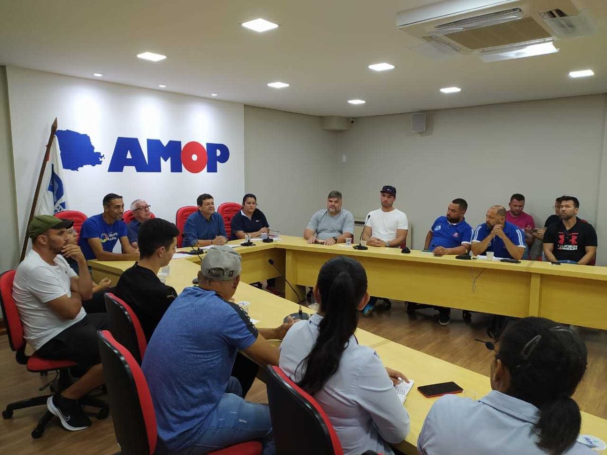 Secretários e diretores de Esporte discutem ações de 2023 na AMOP