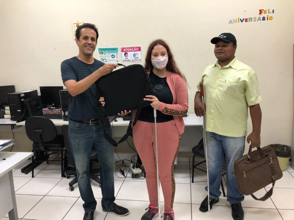 Estudantes da Unioeste de Toledo recebem notebooks para estudar