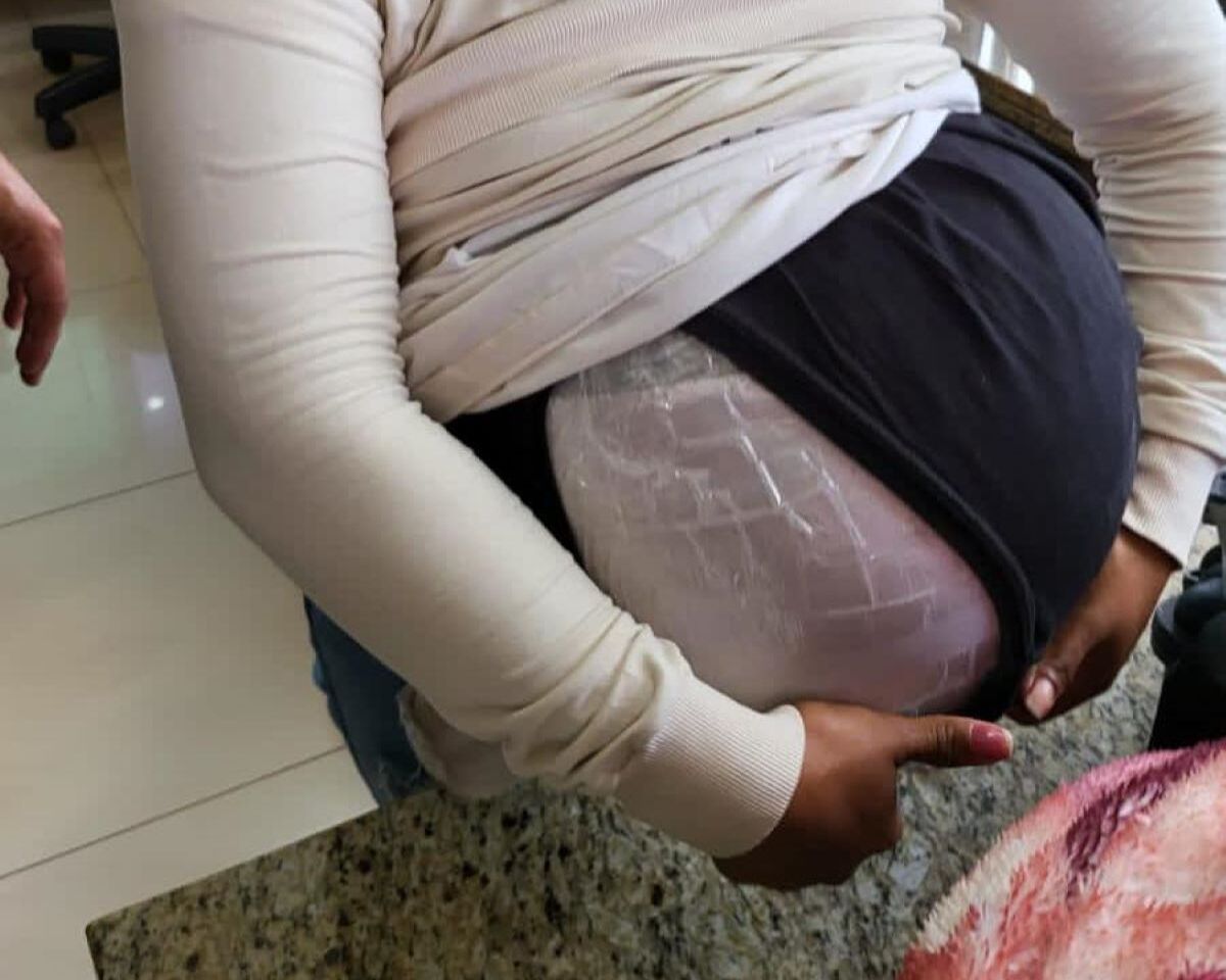 Barriga de falsa grávida escondia seis quilos de sementes de maconha, descobre PF na região