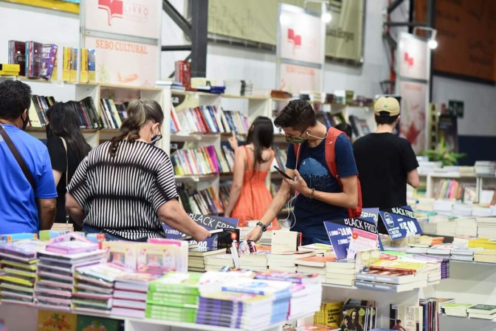 Comissão inicia organização da Feira Internacional do Livro de Foz do Iguaçu