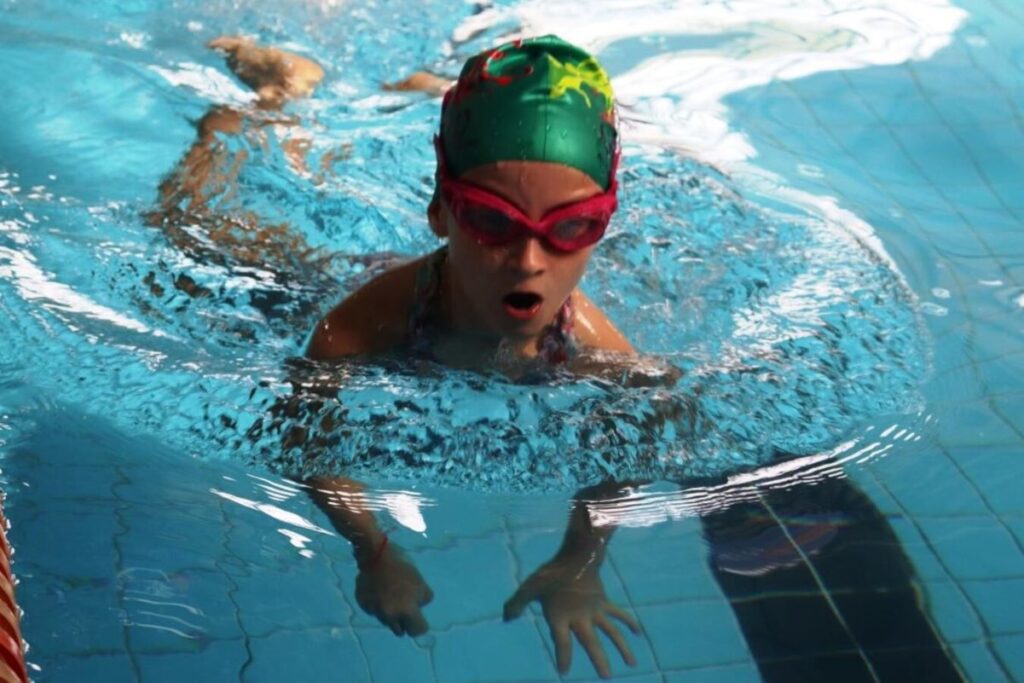 Festival de natação reúne crianças e adolescentes na Piscina Pública Claus Fuchs