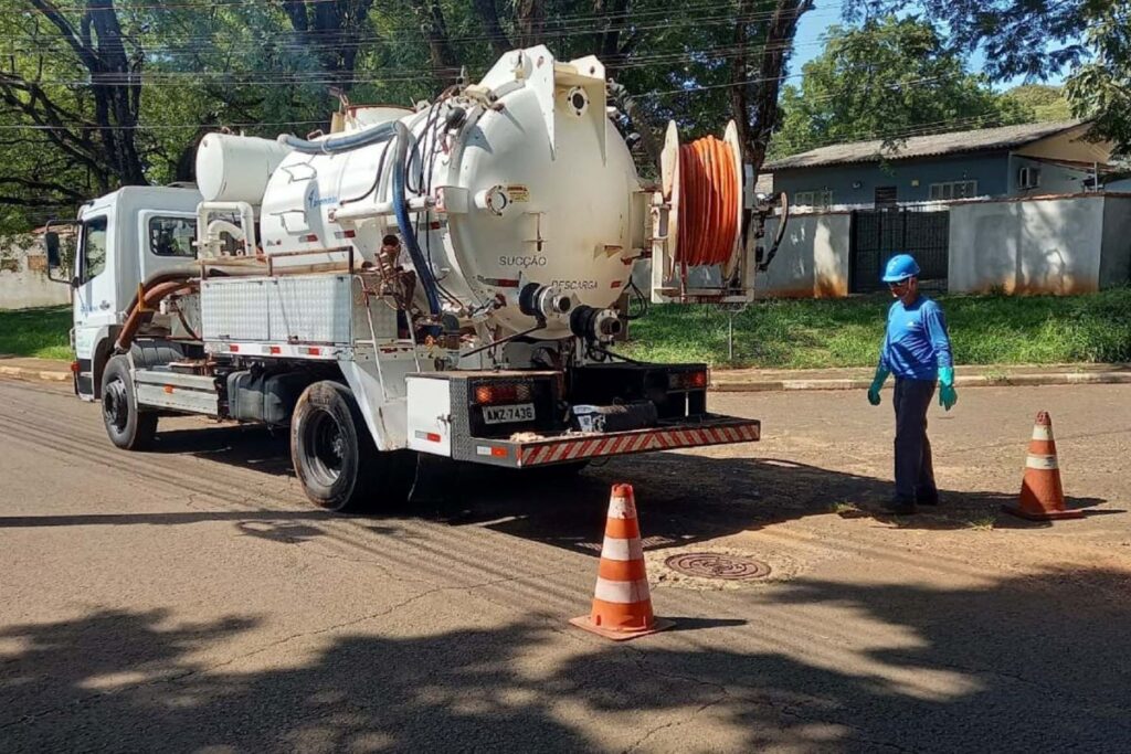 Sanepar promove limpeza de 16 quilômetros de rede de esgoto em Foz do Iguaçu