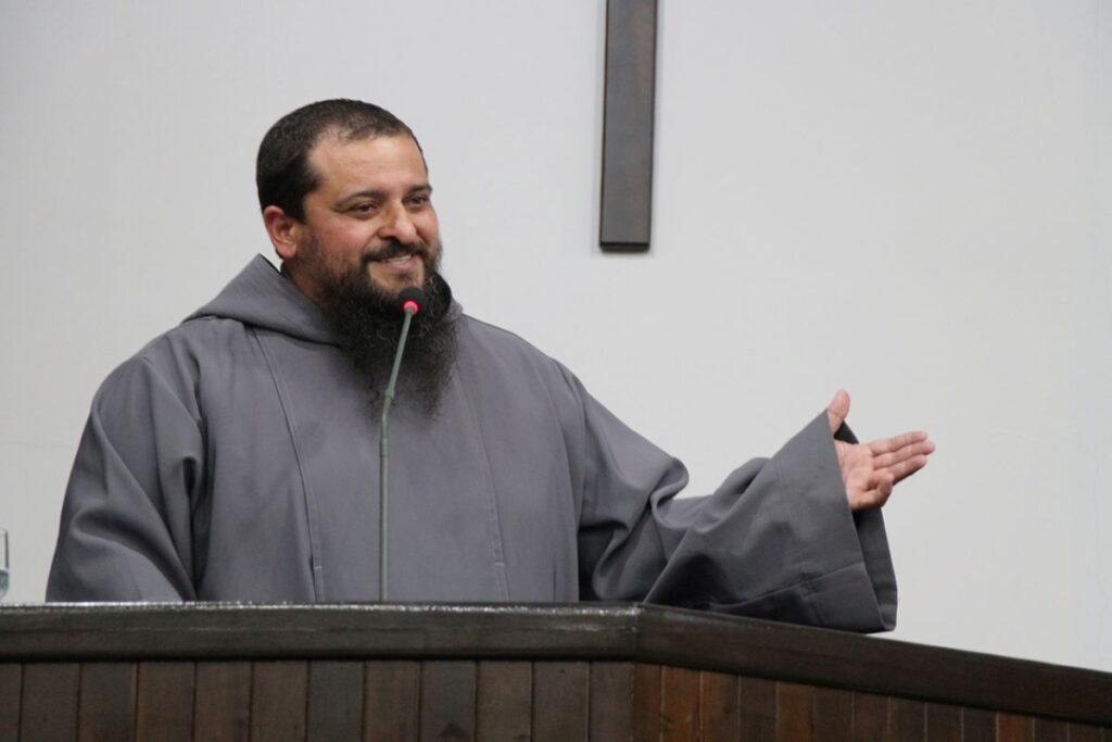 Frei Amarildo agradece na Câmara Medalha Willy Barth