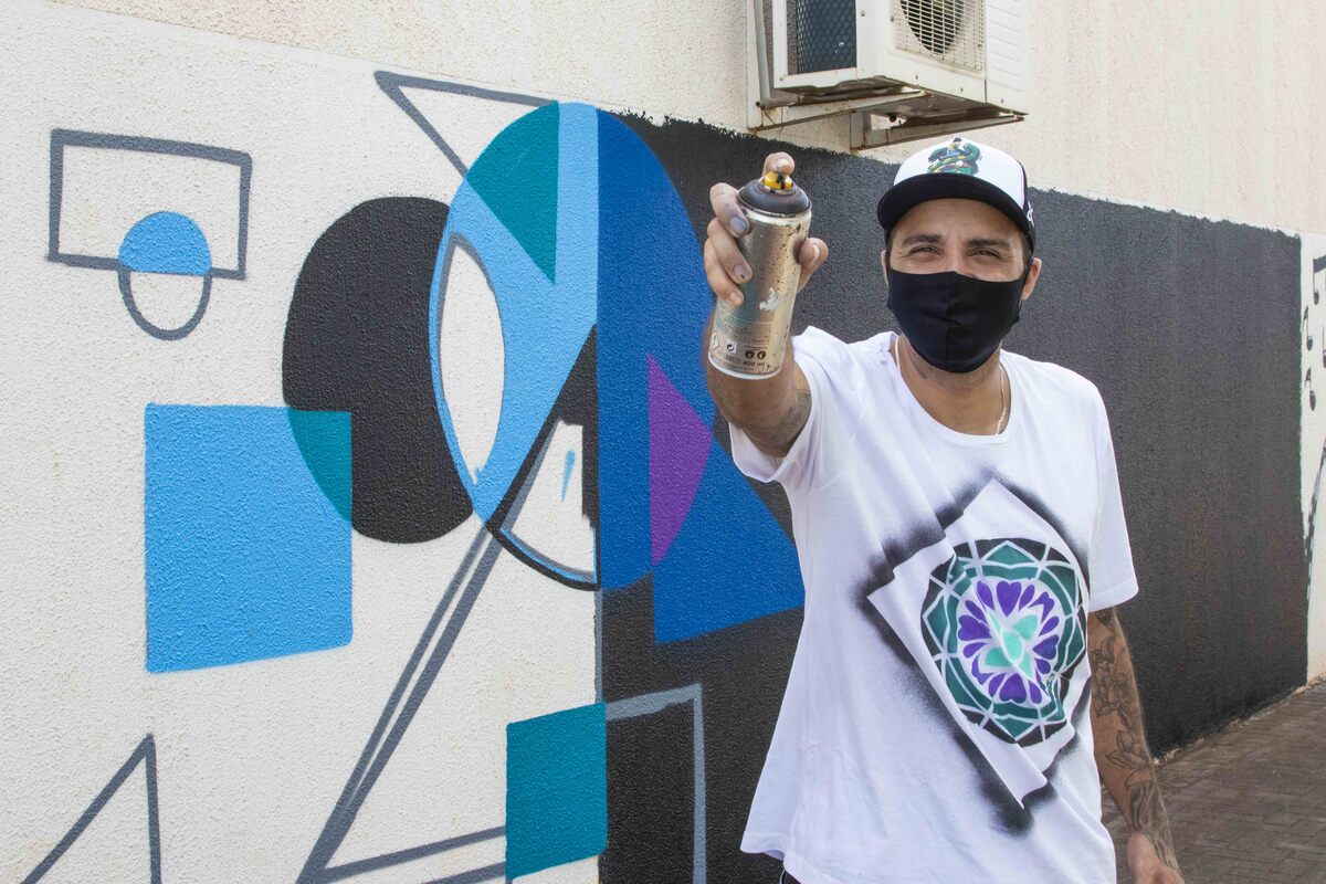 Novo grafite e pintura de quadra esportiva dão um "up" visual ao CEU das Artes