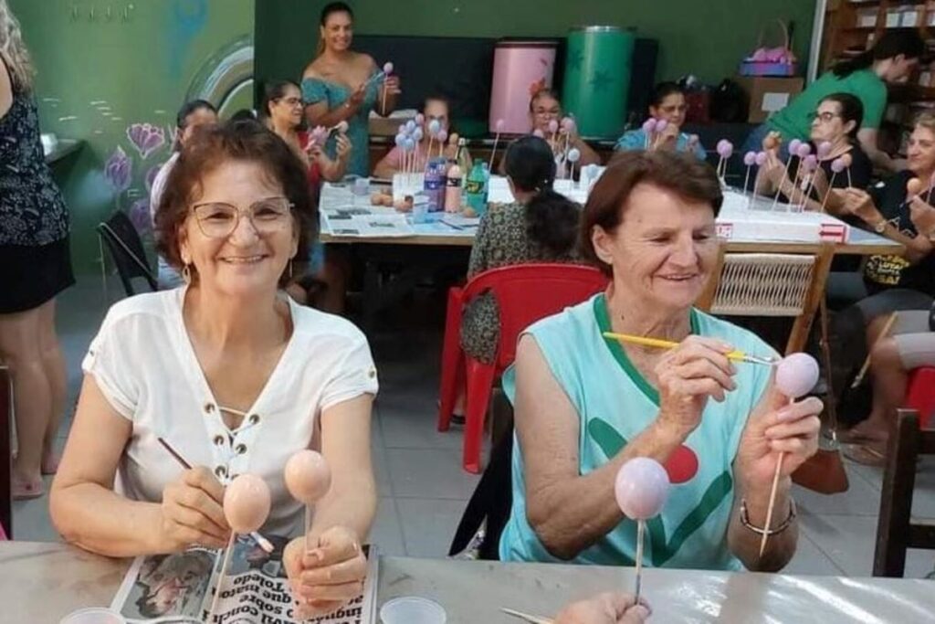 Idosos do Certi Pioneiro pintam cascas de ovo para a 1º Osterfest Toledo