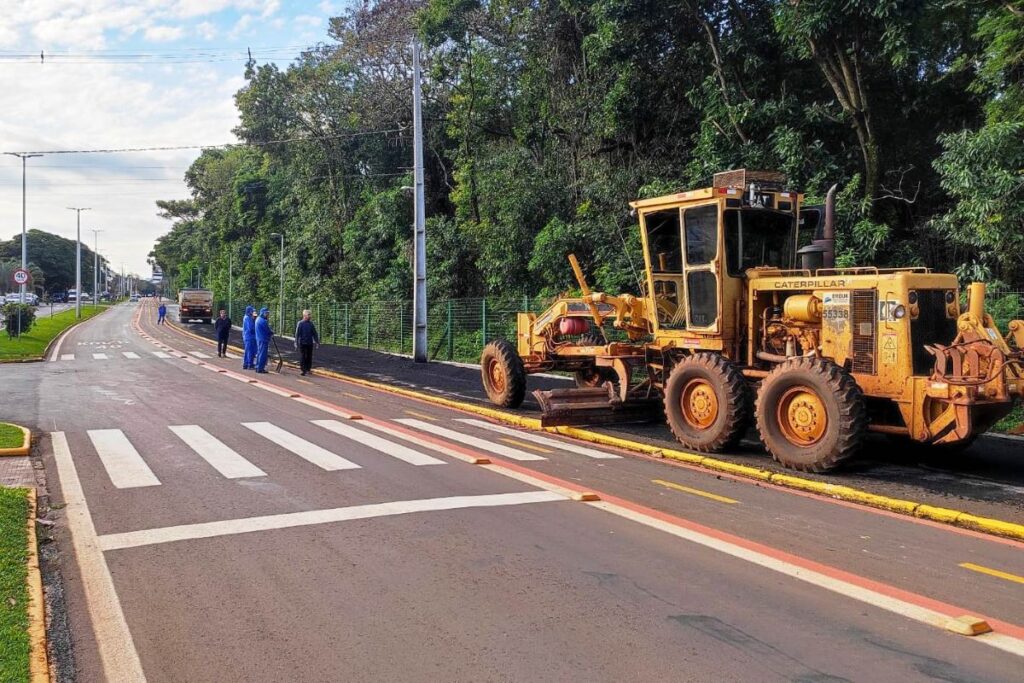 Emdur realiza preparação da pista de caminhada para receber piso emborrachado