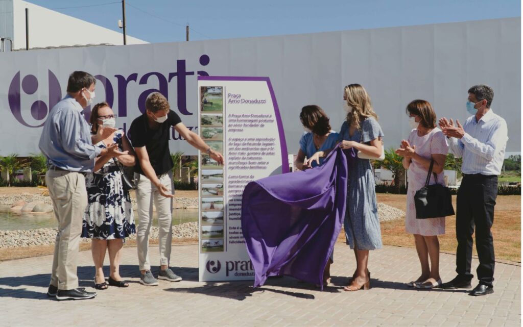 Prati-Donaduzzi comemora 28 anos com inauguração da Praça Arno Donaduzzi