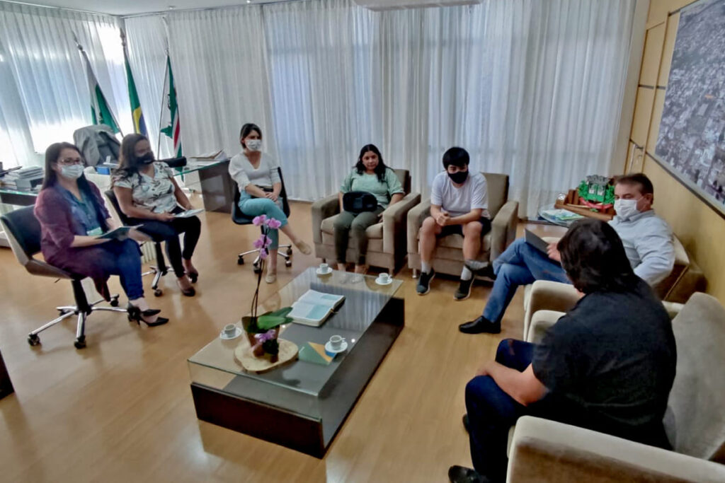 Jovem escritor toledano apresenta livro ao prefeito Beto Lunitti
