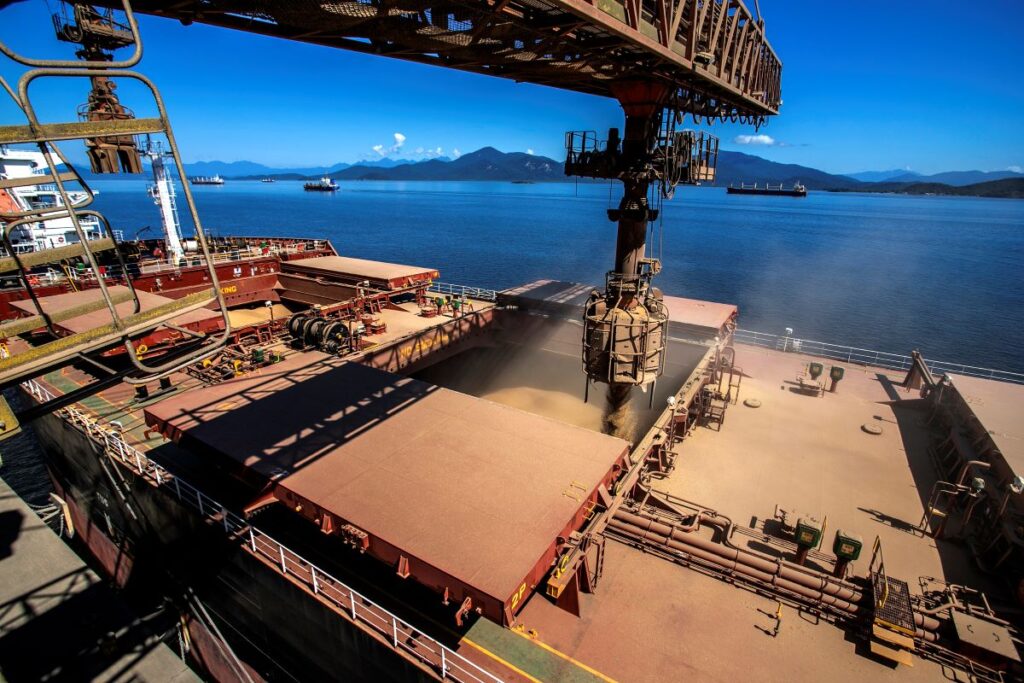 Navio carrega 107 mil toneladas de farelo de soja e quebra recorde no Porto de Paranaguá