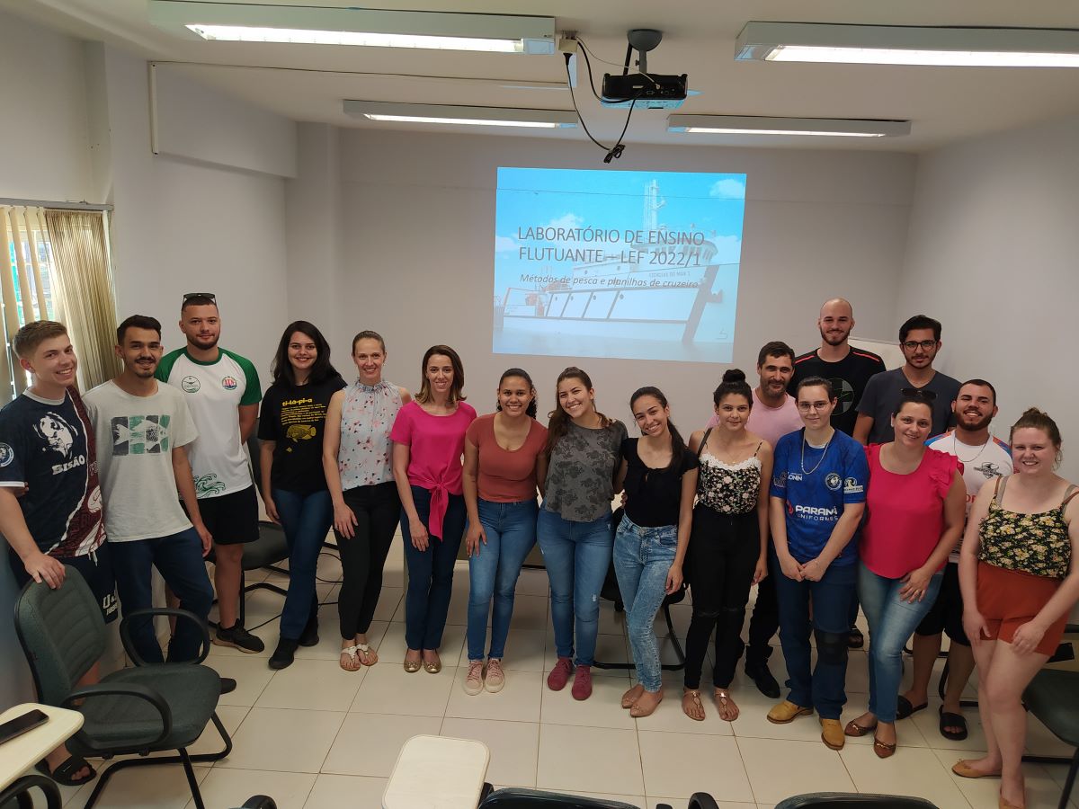 Estudantes de Engenharia de Pesca da Unioeste embarcam para atividade de ensino no Laboratório de Ensino Flutuante
