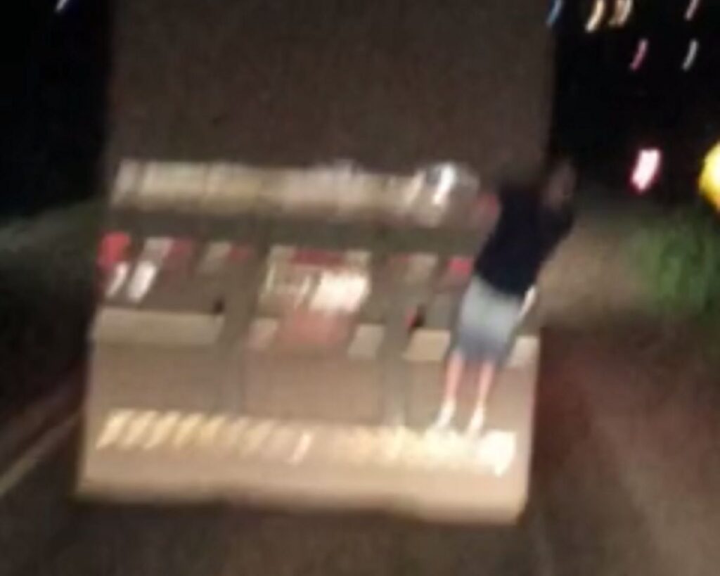 Vídeos mostram a ação de ladrão que tentava roubar caminhão que passava por Toledo