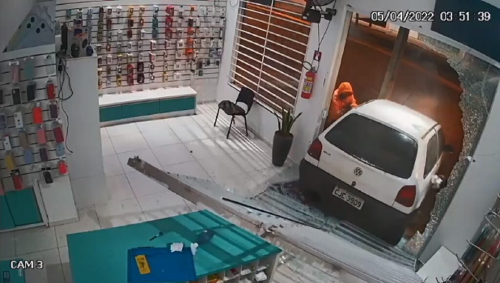 Ladrões usam veículo para arrombar porta e furtar loja de celulares em Toledo