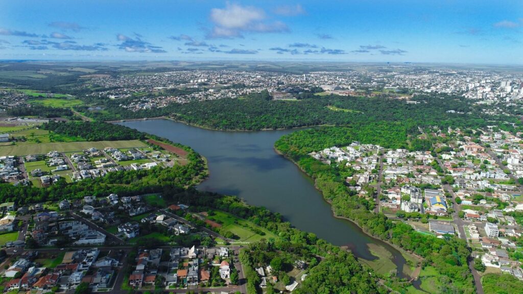 Começam os trabalhos para desassorear o Lago Municipal de Cascavel
