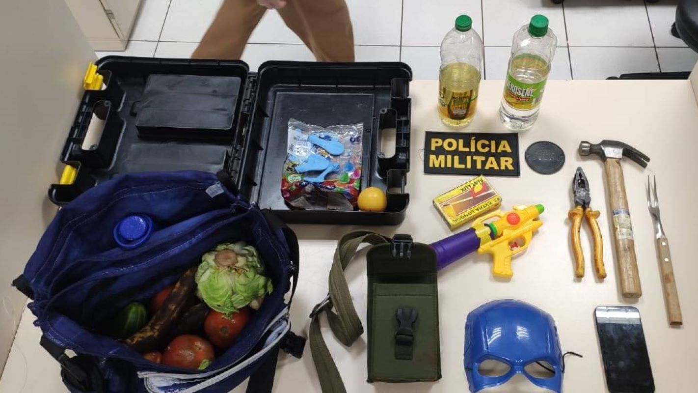 Homem que ameaçou tumultuar o desfile e atacar o prefeito de Cascavel foi detido portando máscara e querosene