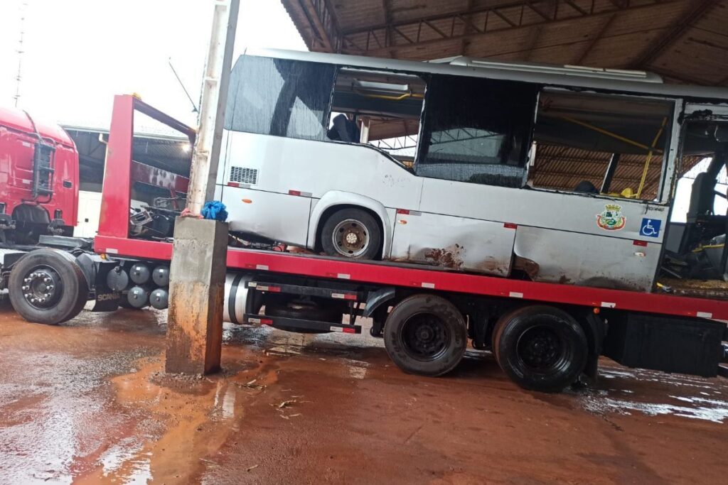 Motorista da carreta que bateu no micro-ônibus de Pato Bragado, deixando 7 mortos, paga fiança e é solto