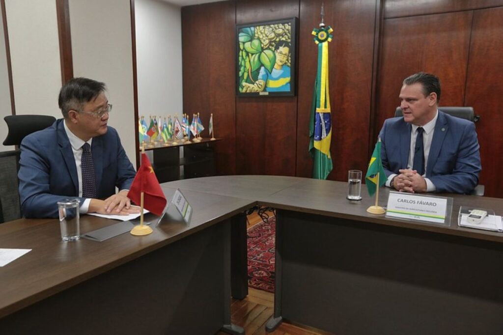 Ministro Fávaro recebe embaixador da China para tratar do caso de vaca louca no Brasil
