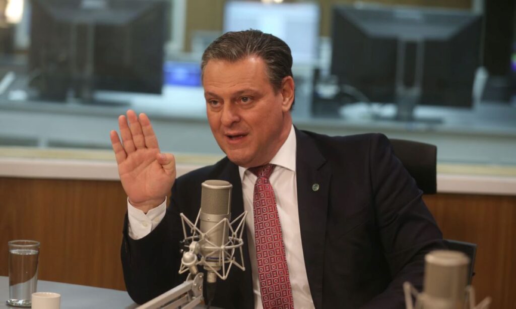 Alimentos podem chegar mais baratos aos supermercados com investimento em rodovias, avalia ministro Carlos Fávaro
