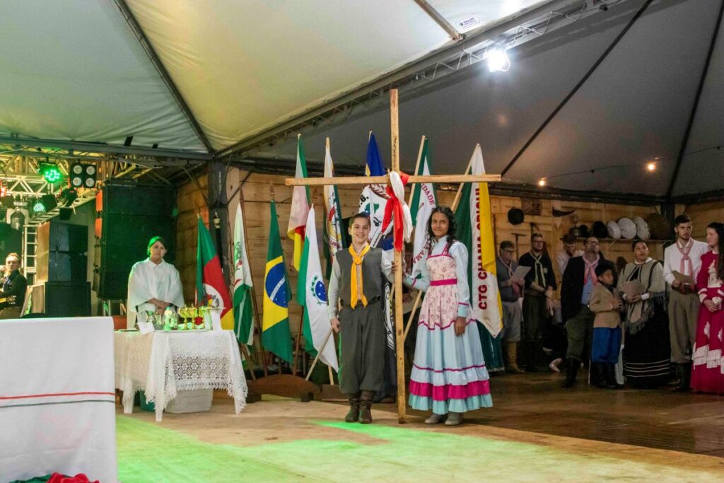 Missa Crioula reuniu centenas de pessoas do Acampamento Farroupilha no Diva Paim Barth