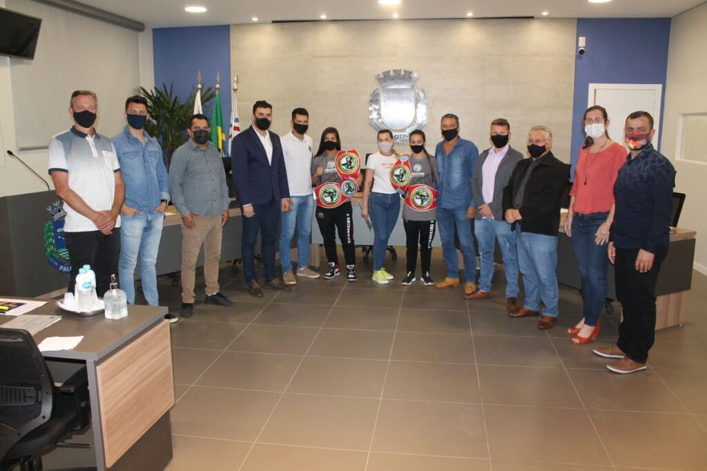 Câmara de Palotina faz homenagem para campeãs brasileiras de Kickboxing