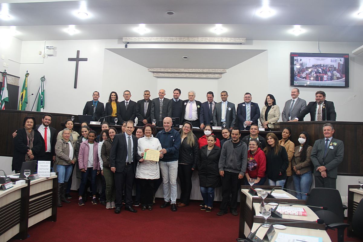 Câmara entrega moção ao Dario Vellozo por Curso Técnico de Enfermagem