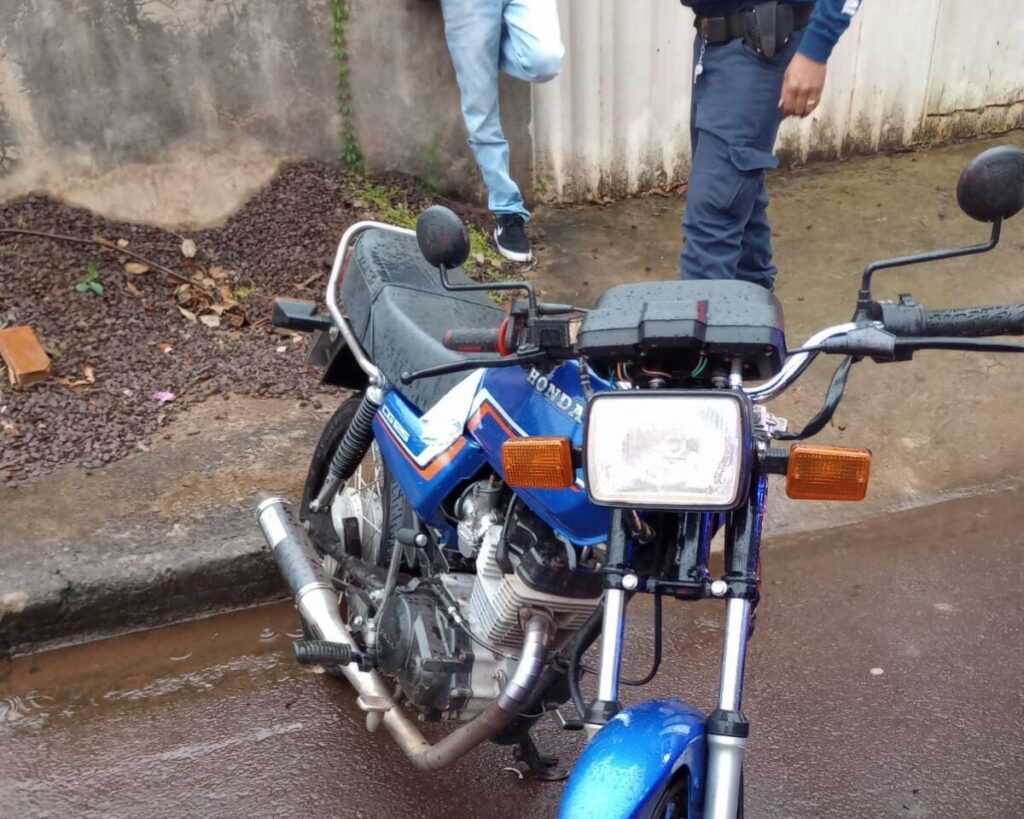 Guarda Municipal de Toledo detém indivíduo sem habilitação conduzindo moto com placa adulterada