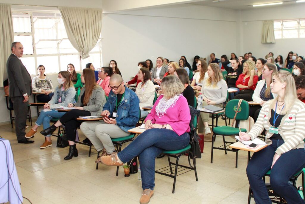 Integrantes da rede de proteção participam em Toledo do 2º Seminário Mulheres em Foco