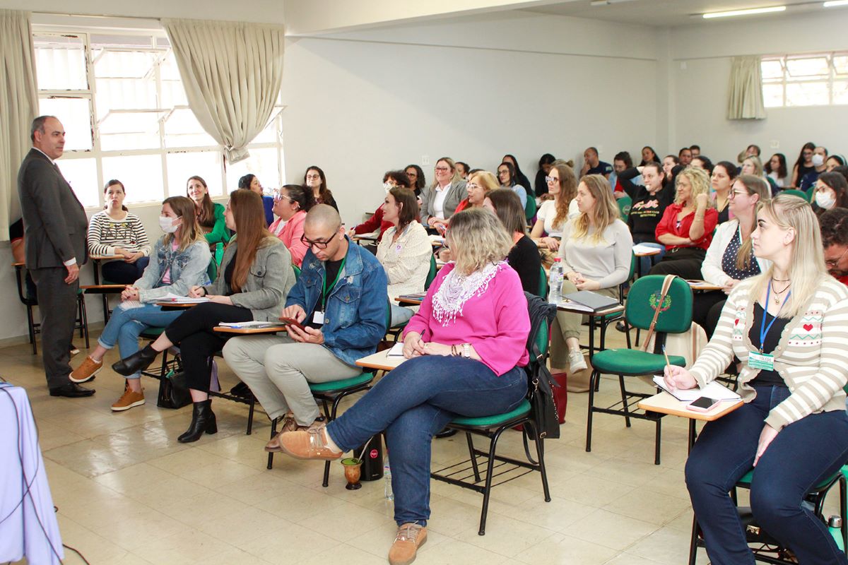 Integrantes da rede de proteção participam em Toledo do 2º Seminário Mulheres em Foco