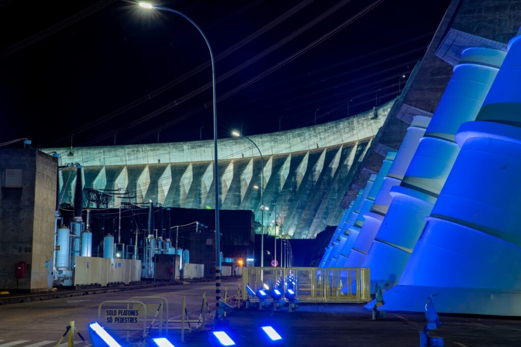 Barragem de Itaipu muda de cor para participar do Novembro Azul