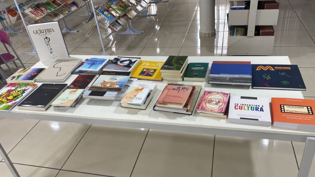 Biblioteca municipal de Assis Chateaubriand recebe livros e CDs