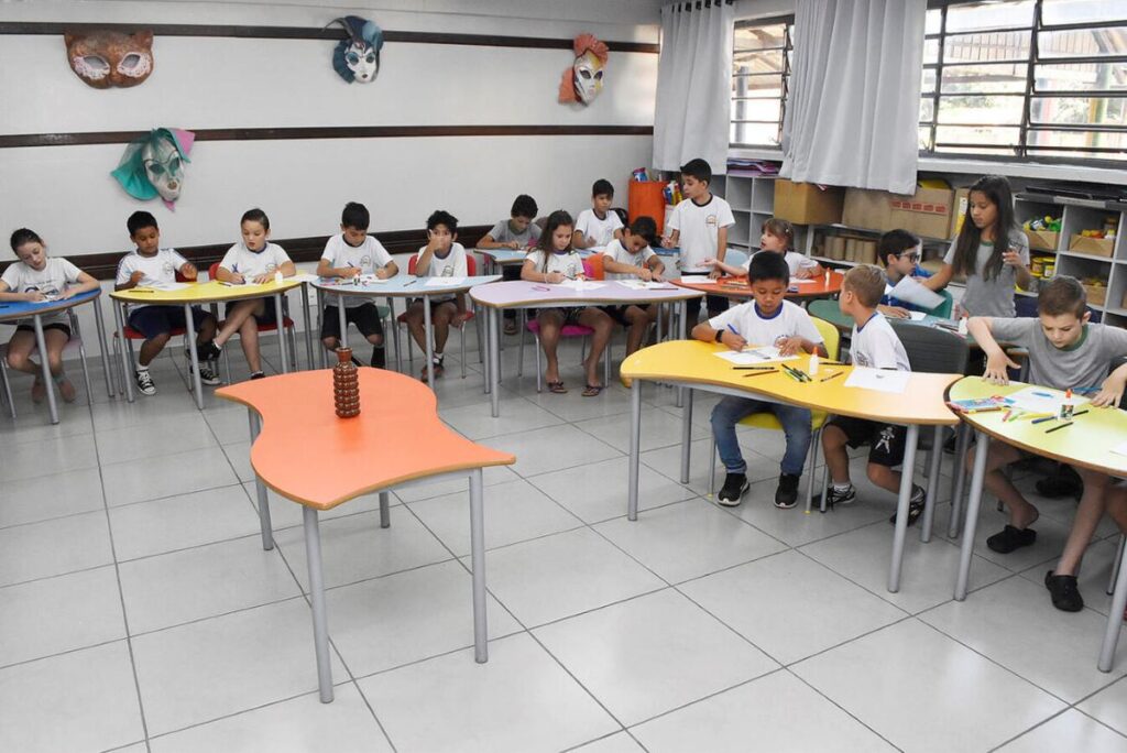 Alunos da Escola Borges de Medeiros participam de oficina de processo criativo