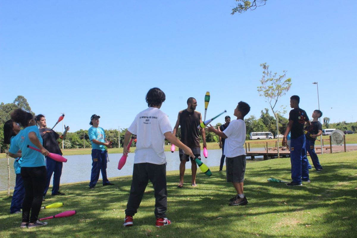 Em Toledo, alunos de projetos de circo participam de oficinas no Parque do Povo