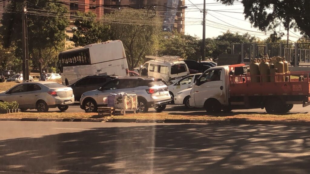 Ônibus sem freios arrasta vários veículos em Foz do Iguaçu