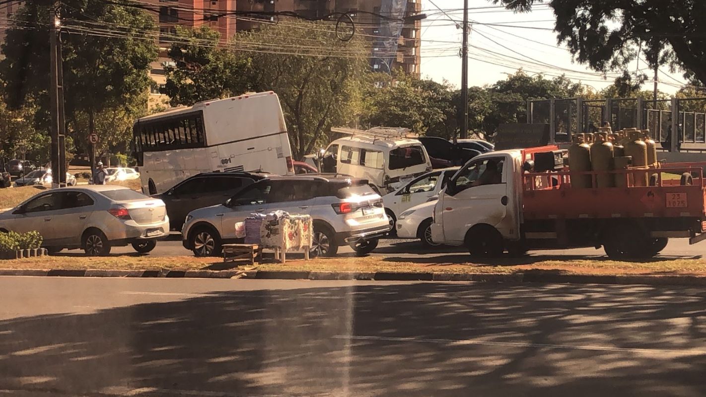 Ônibus sem freios arrasta vários veículos em Foz do Iguaçu
