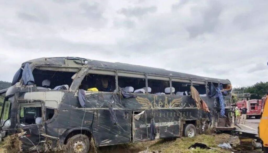 Aleksandro, da dupla com Conrado, e outras cinco pessoas da equipe dos músicos morrem em acidente de ônibus