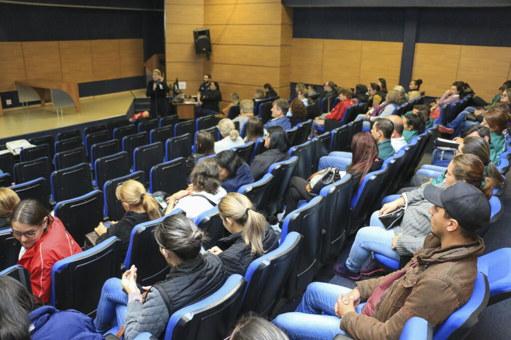 Agosto Dourado: Servidores participam de capacitação sobre amamentação