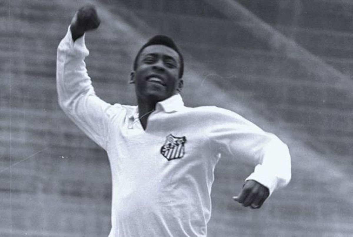 Camisa do Pelé usada em partida histórica é destaque no leilão do esporte